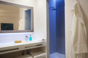 Deluxe Apartment, 1 Bedroom, Patio | Bathroom | Shower, hair dryer, towels