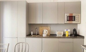 Full-sized fridge, microwave, oven, stovetop - Overland Suites Catedral (Seville)