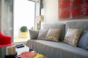 Grand Deluxe Apartment Terrace, 2 bedrooms | ห้องนั่งเล่น | ทีวีจอแบน