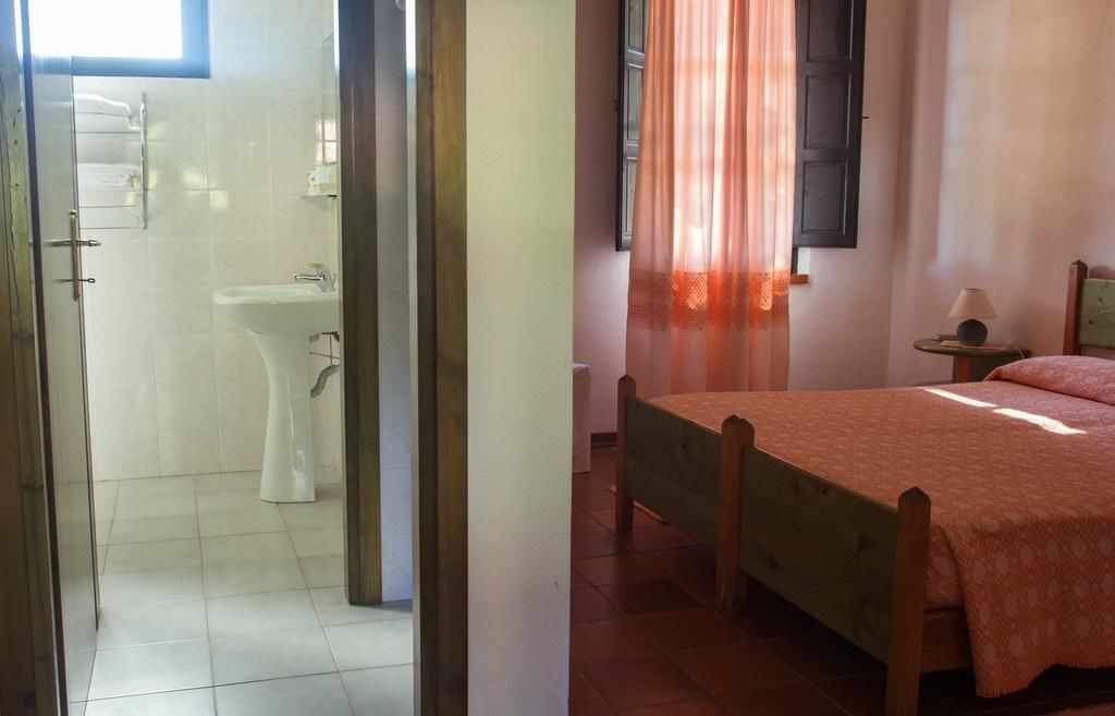 shower, free toiletries, hair dryer, bidet