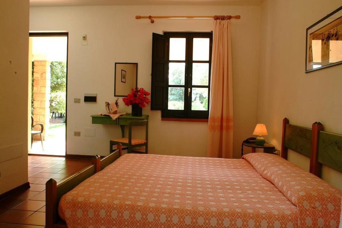 Minibar, in-room safe, desk, iron/ironing board