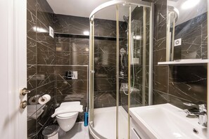 Jetted tub, free toiletries, hair dryer, slippers - Aiza Suites (Istanbul)