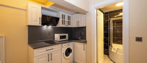 Habitación familiar | Cocina privada | Frigorífico, microondas, placa de cocina y cafetera o tetera