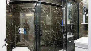 Bathtub dengan aliran air dan perlengkapan mandi gratis