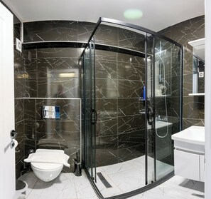 Jetted tub, free toiletries, hair dryer, slippers