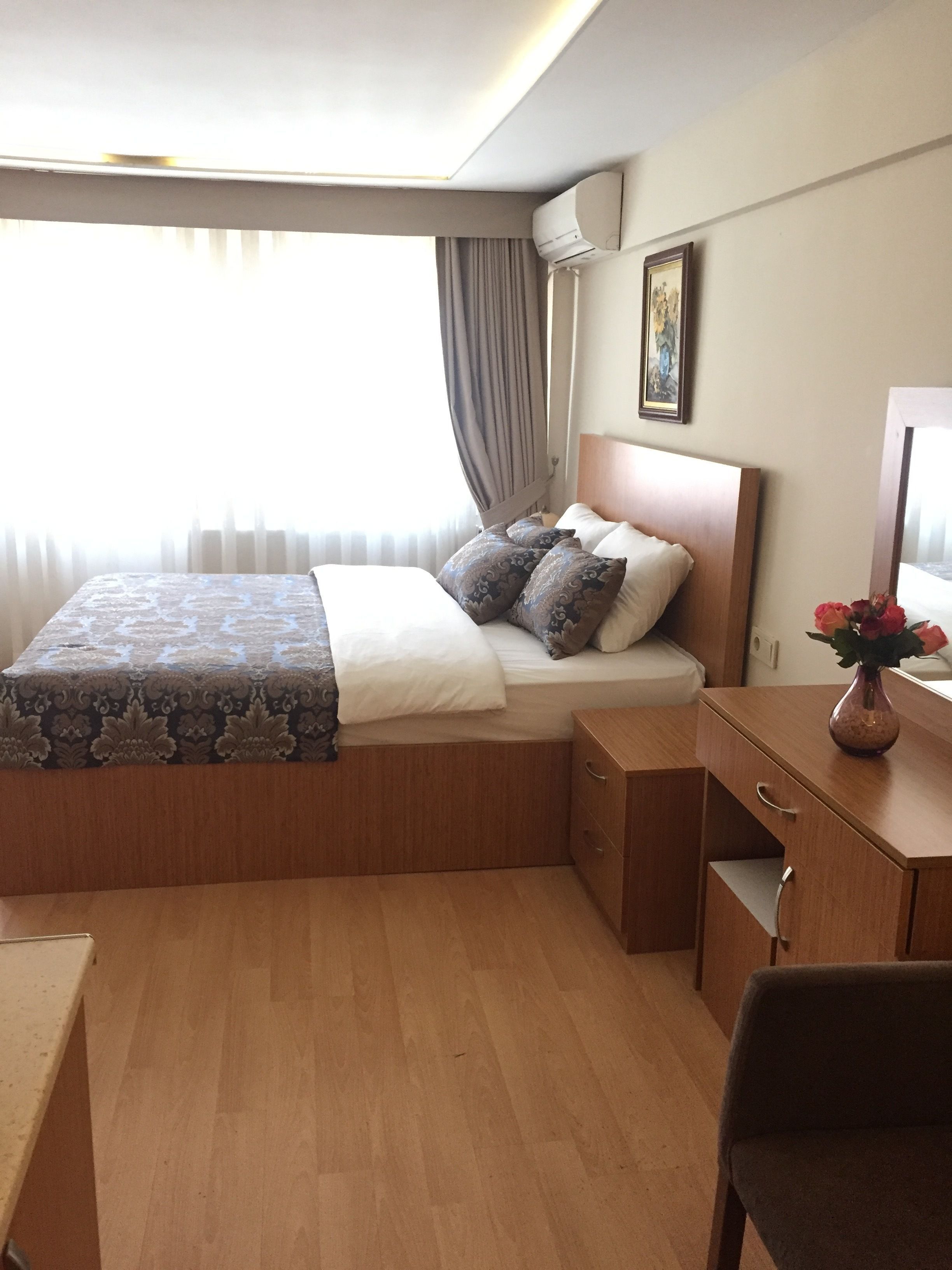 Roupas de cama premium, cofres nos quartos, escrivaninha