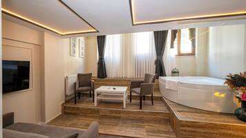 Suite Grand | Seprai premium, brankas, meja kerja, dan ruang kerja ramah laptop