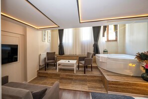 特级套房 | 高档床上用品、客房内保险箱、办公桌、笔记本电脑工作区