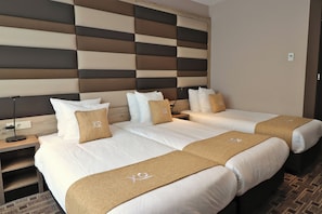 Quarto triplo standard | Roupas de cama antialérgicas, cofres nos quartos, escrivaninha