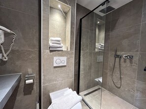 Economy Twin kamer, 2 eenpersoonsbedden | Badkamer | Een douche, gratis toiletartikelen, een haardroger, handdoeken