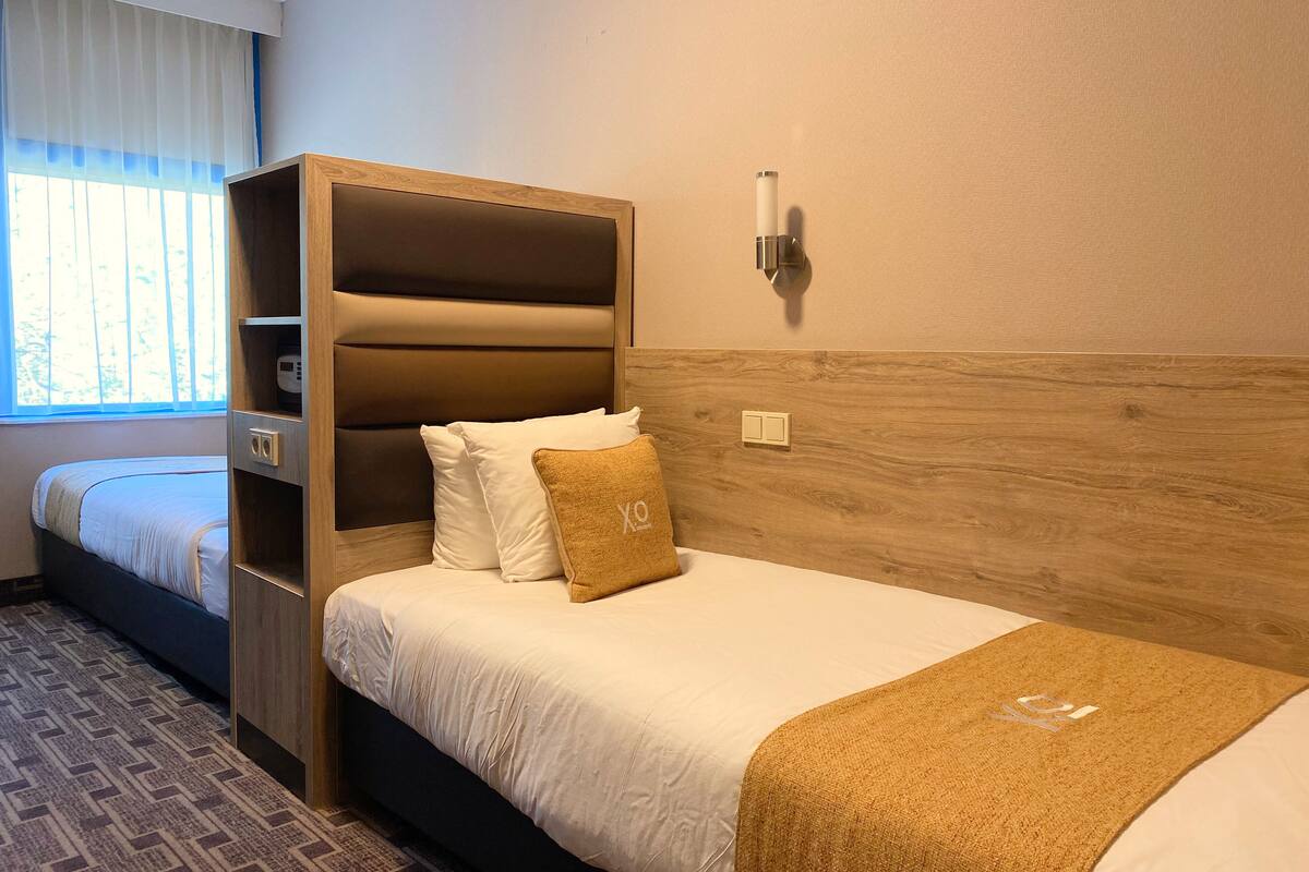 ملاءات للفراش لا تسبب الحساسية وخزنة داخل الغرفة ومكتب وواي فاي مجانًا