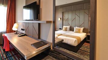 Chambre Standard avec lits jumeaux, 2 lits une place | Literie hypoallergénique, coffres-forts dans les chambres, bureau