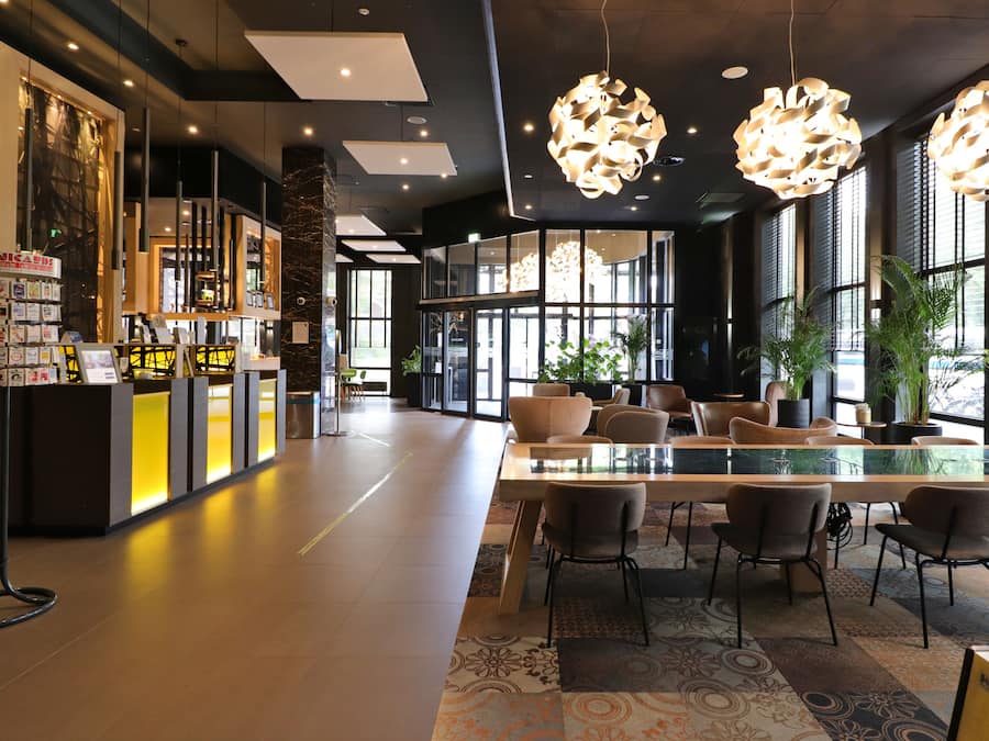 Lobby lounge