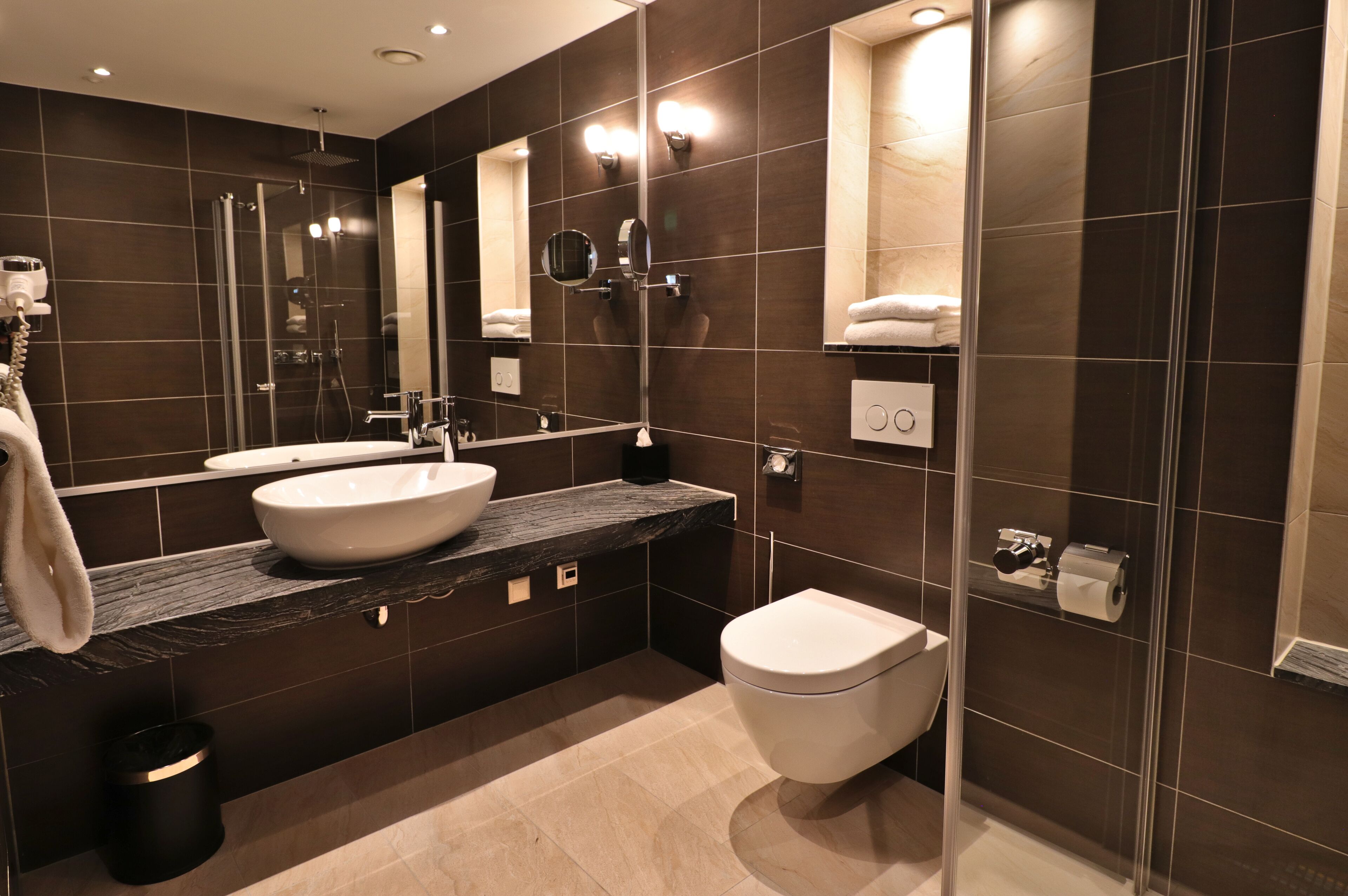 standard twin room, 2 single beds | bathroom | shower, rainfall showerhead, free toiletries, hair dryer