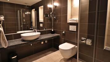 Standard Twin Room, 2 Twin Beds | Bathroom | Shower, rainfall showerhead, free toiletries, hair dryer