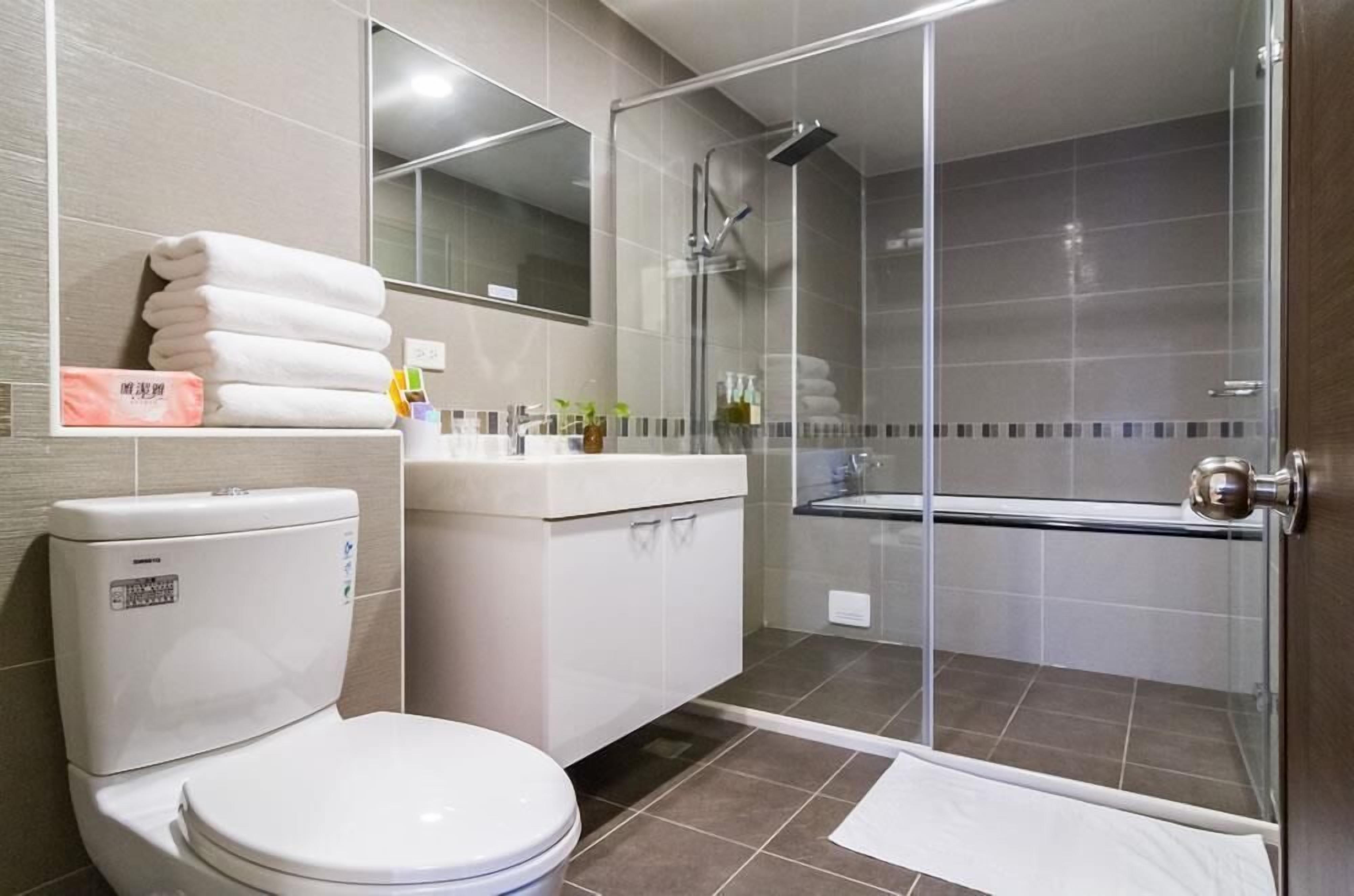 Superior Quadruple Room (A201) | Bathroom shower