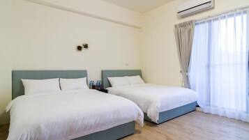 Superior-Vierbettzimmer (A201) | Individuell dekoriert, individuell eingerichtet, Verdunkelungsvorhänge