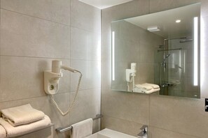 Standard-dobbeltværelse | Badeværelse | Bruser, gratis toiletartikler, hårtørrer, håndklæder