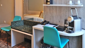Economy Twin Room, 2 Katil Bujang (Single) | Kopi dan/atau pembancuh kopi