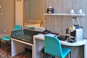 Chambre Économique avec lits jumeaux, 2 lits une place | Café et/ou machine à café