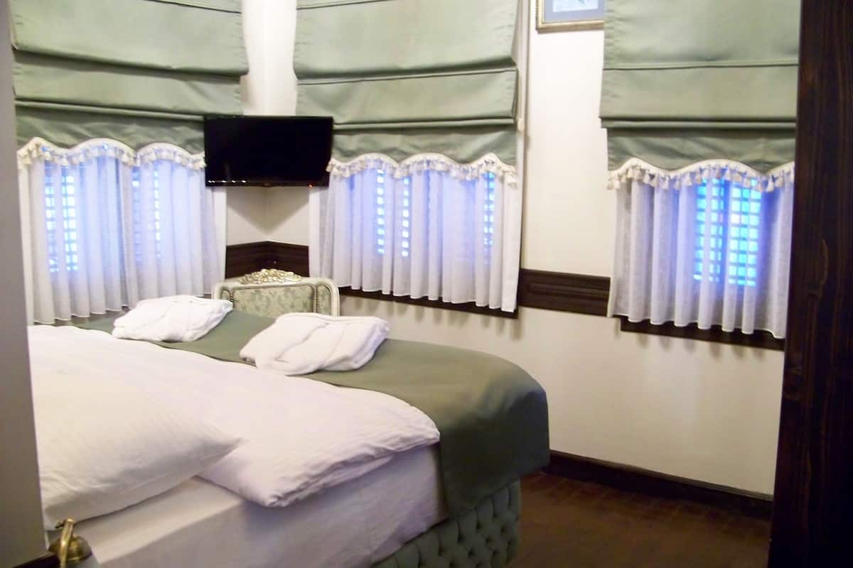 1 bedroom, egyptian cotton sheets, premium bedding, select comfort beds