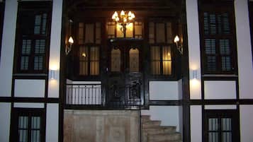 Fachada da propriedade à noite