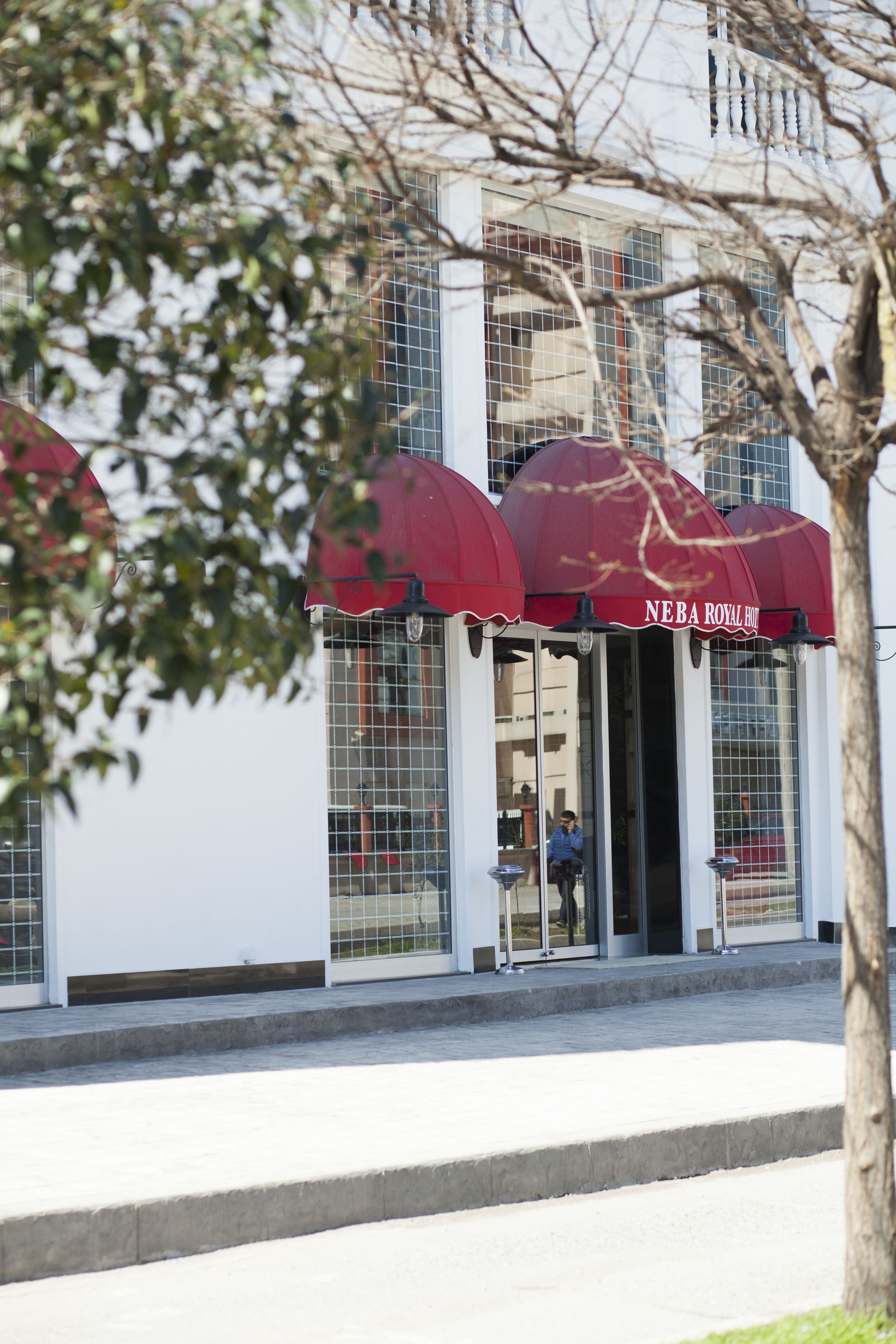 Un edificio con un cartel que dice 'NEBA ROYAL HOTEL'.