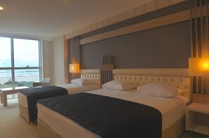 Standaard driepersoonskamer | Luxe beddengoed, een minibar, een kluis op de kamer, een bureau