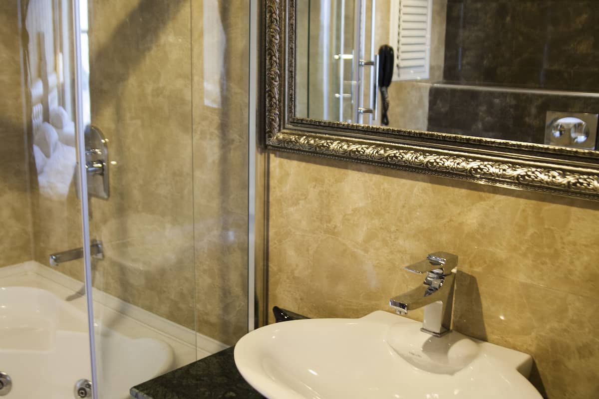 junior suite, 1 double bed | bathroom | shower, free toiletries, hair dryer, slippers