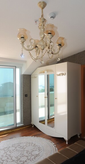 Luxury Suite, 1 King Bed | Room amenity