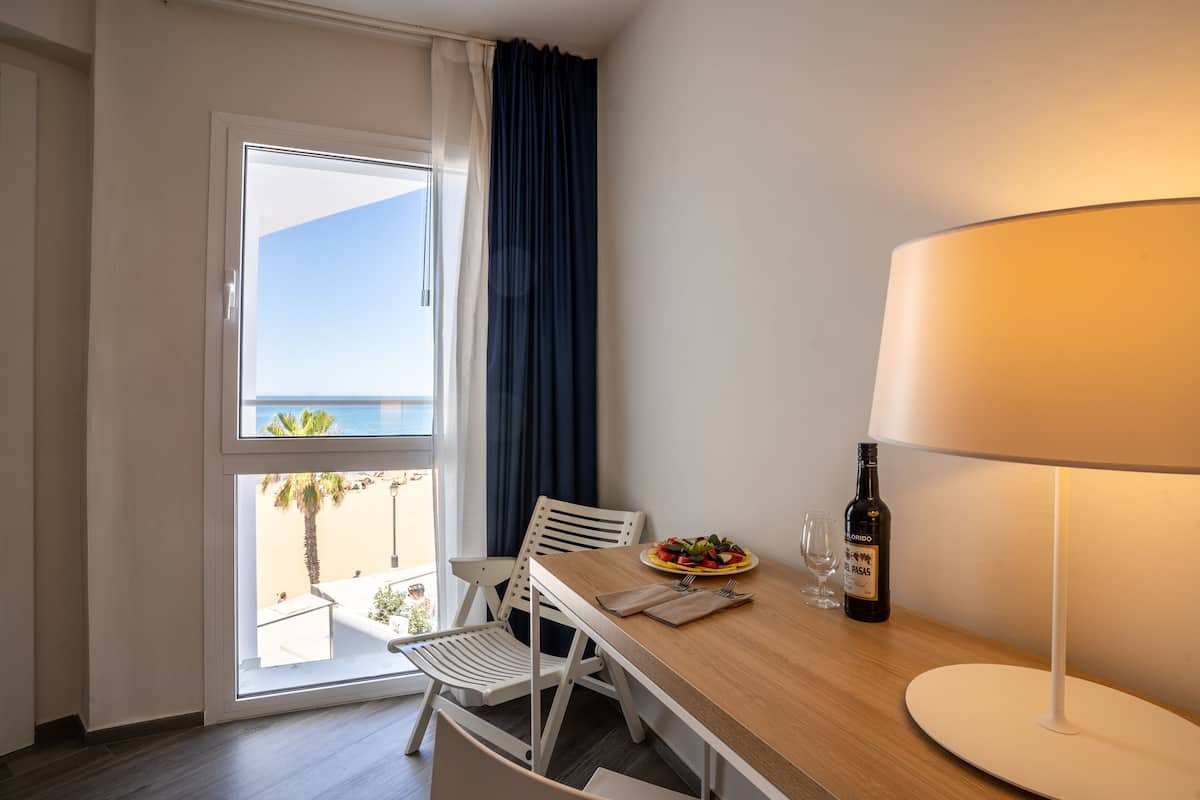 Eenvoudige tweepersoonskamer, gedeeltelijk uitzicht op zee | 1 slaapkamer, een minibar, een kluis op de kamer, een bureau