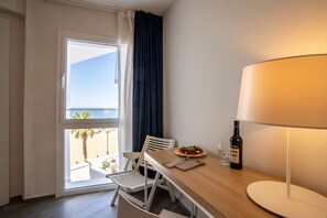 Minibar, coffres-forts dans les chambres, bureau, rideaux occultants