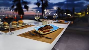 Déjeuner servi sur place, spécialités Cuisine locale, vue sur la plage