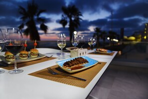 Serveert lunch, diner, lokale gerechten, stranduitzicht