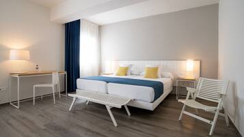Habitación estándar con 1 cama doble o 2 individuales | Minibar, caja fuerte, escritorio y cortinas opacas
