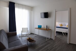 32-inch Smart TV with digital channels, TV - Hotel Agaró (Chipiona)