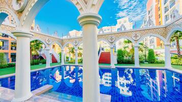 3 outdoor pools, pool loungers