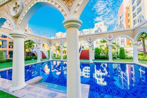 3 outdoor pools, pool loungers
