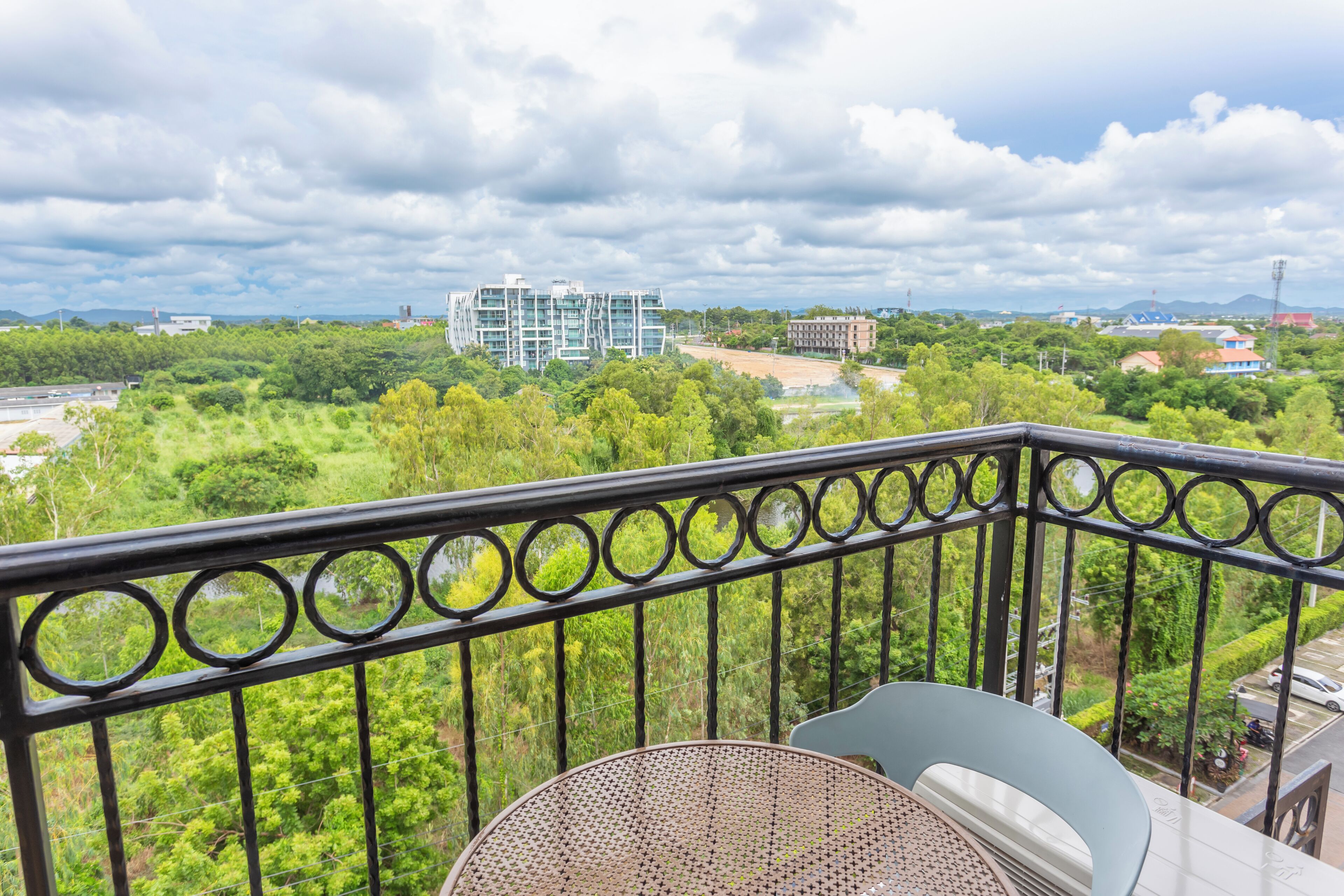 Appartement classique | Vue du balcon