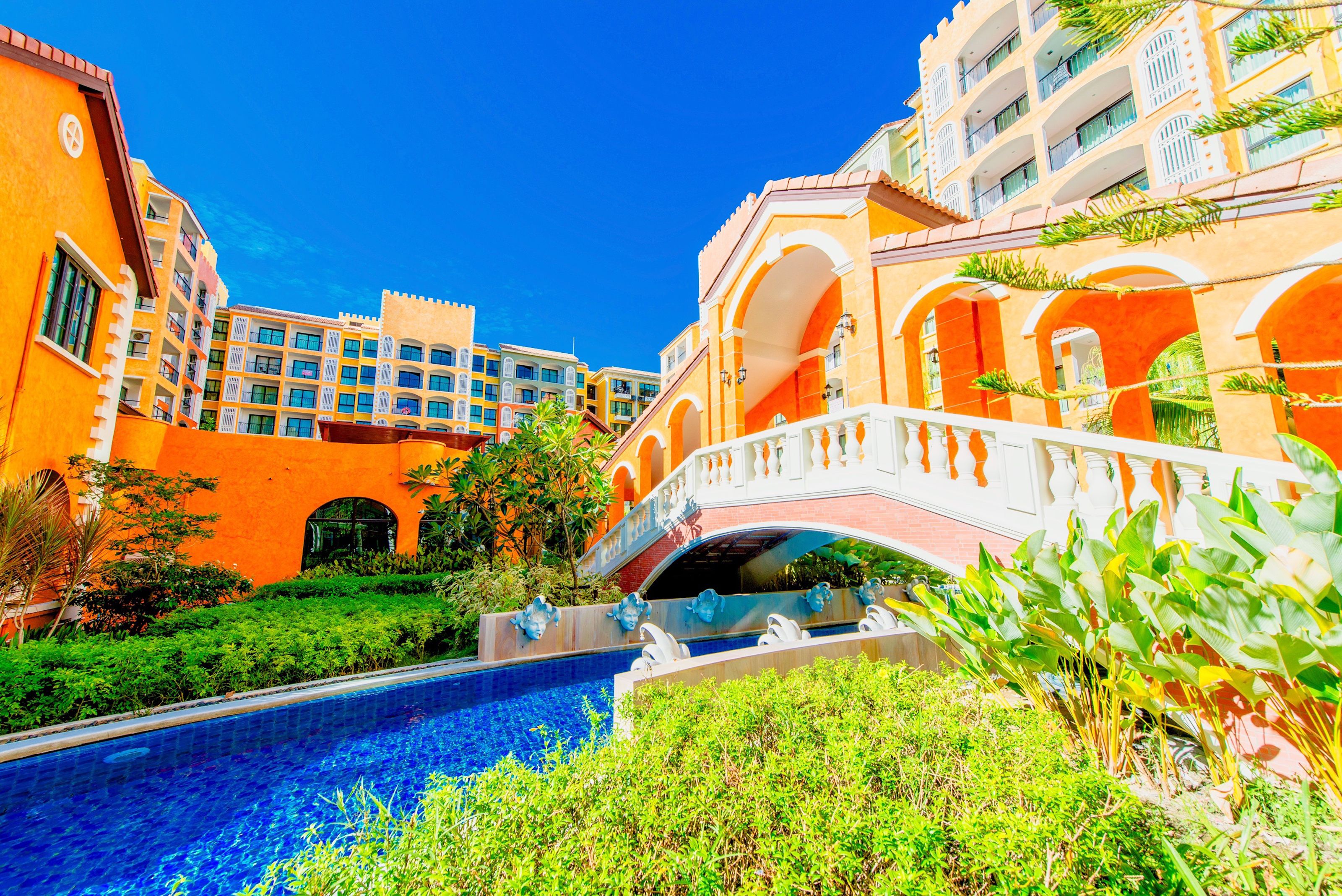 3 outdoor pools, pool loungers