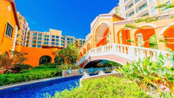 3 outdoor pools, pool loungers