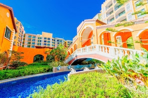 3 outdoor pools, pool loungers - Venetian Resort Pattaya (Pattaya)