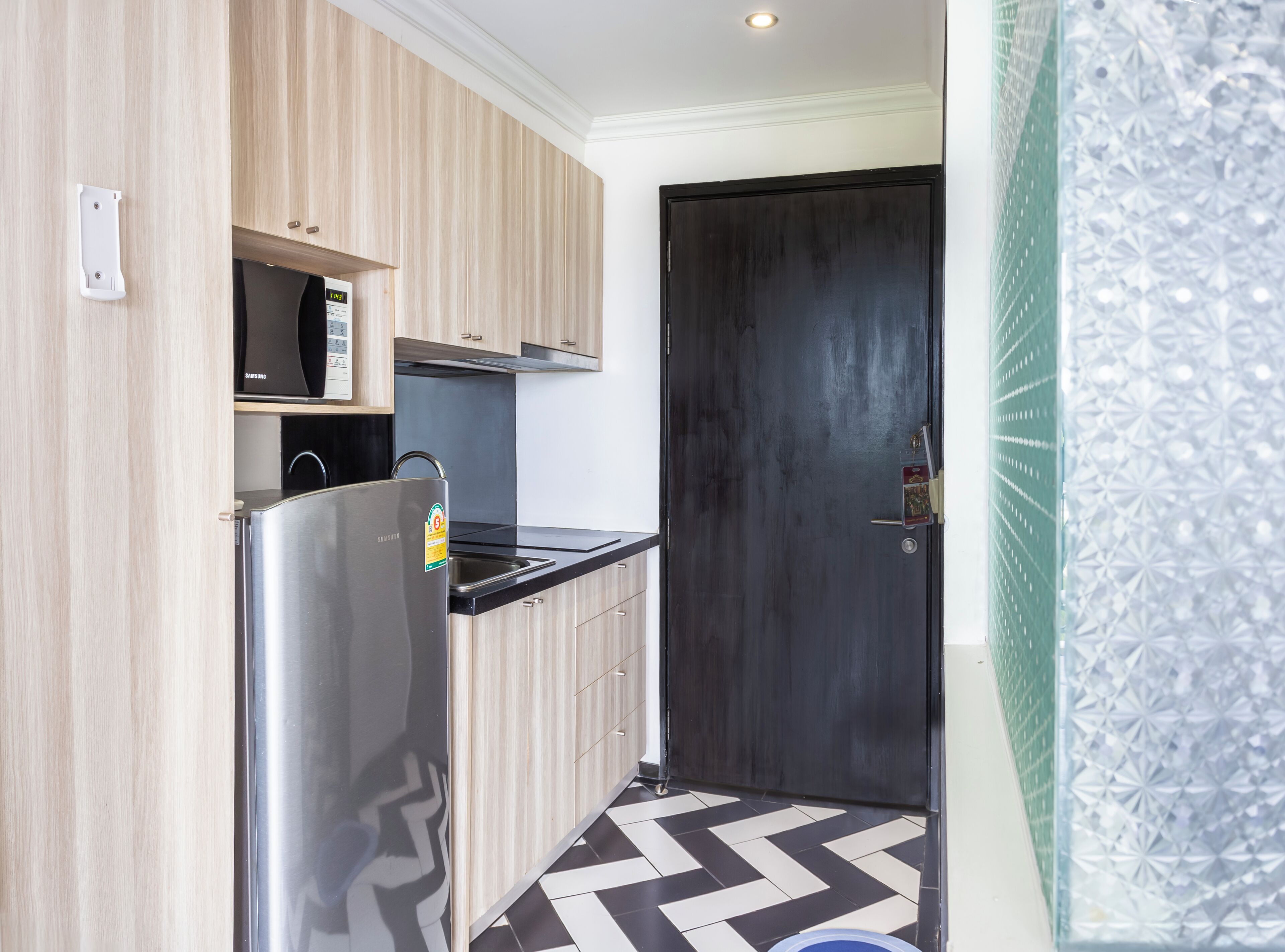 Classic Apartment | Private kitchen | Coffee/tea maker, full-size fridge, microwave, stovetop
