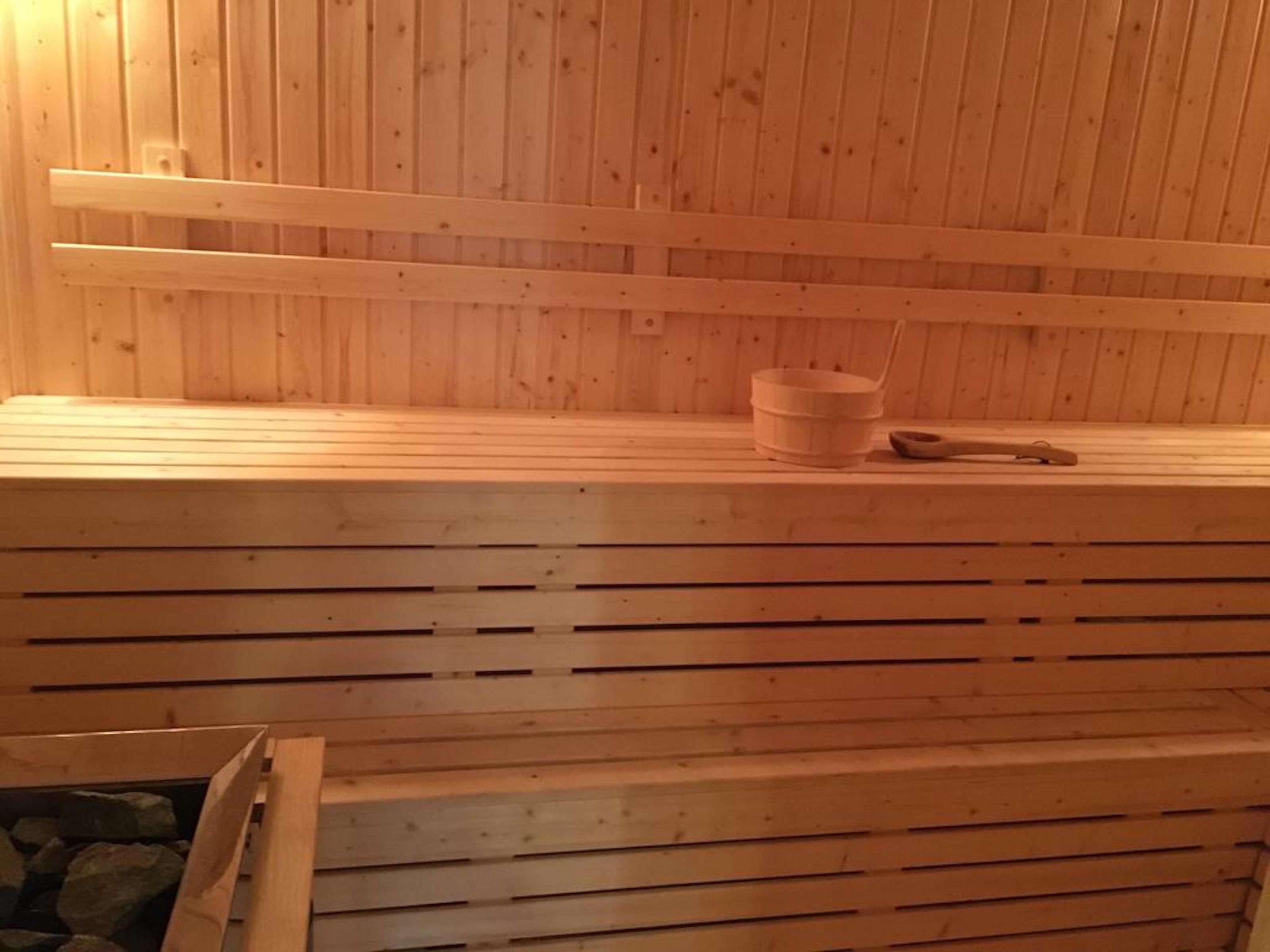 Sauna, hot tub, steam room