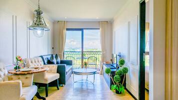 Caja de seguridad en la habitación, escritorio y cortinas blackout