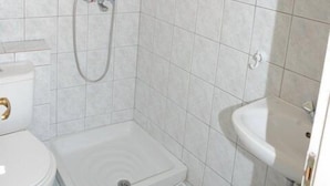 Estudio estándar | Baño | Ducha, secador de pelo y toallas