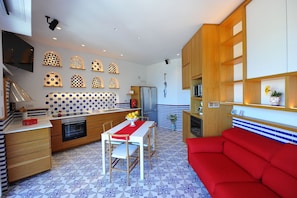 Suite Deluxe | Cucina privata | Macchina per tè/caffè, bollitore elettrico