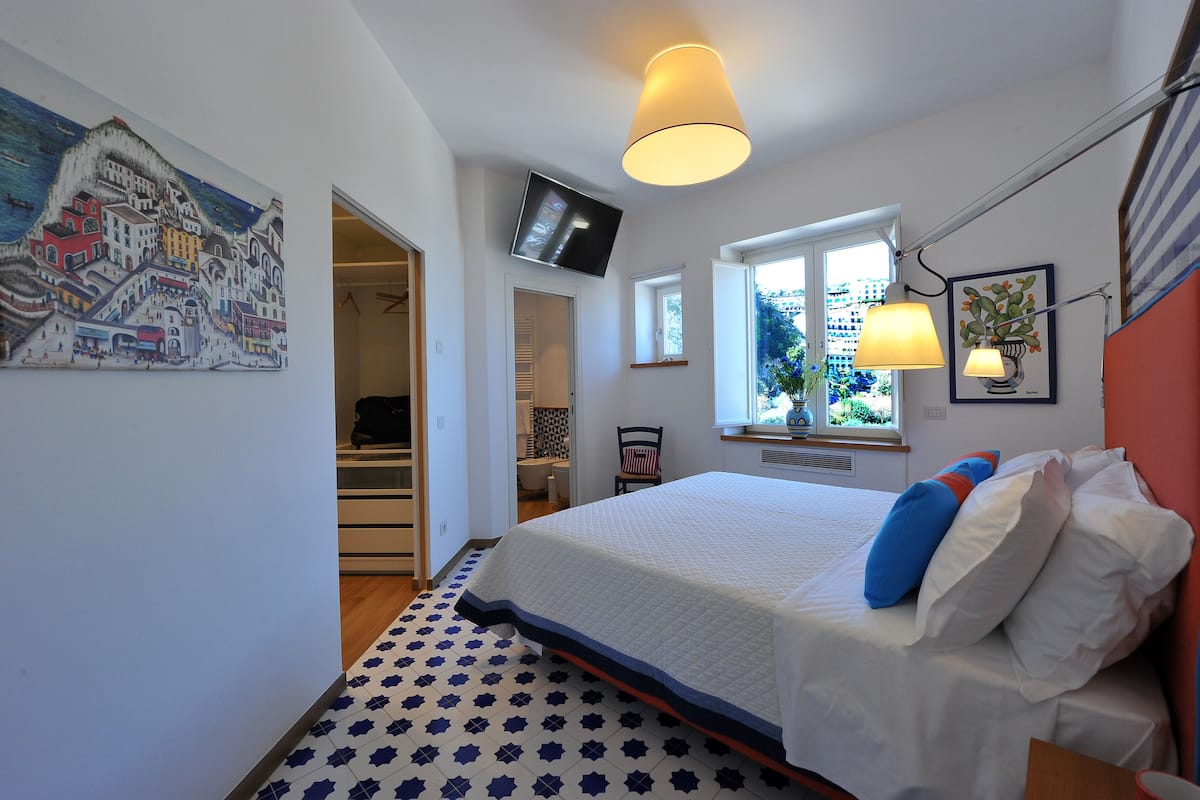 Premium bedding, minibar, in-room safe, soundproofing