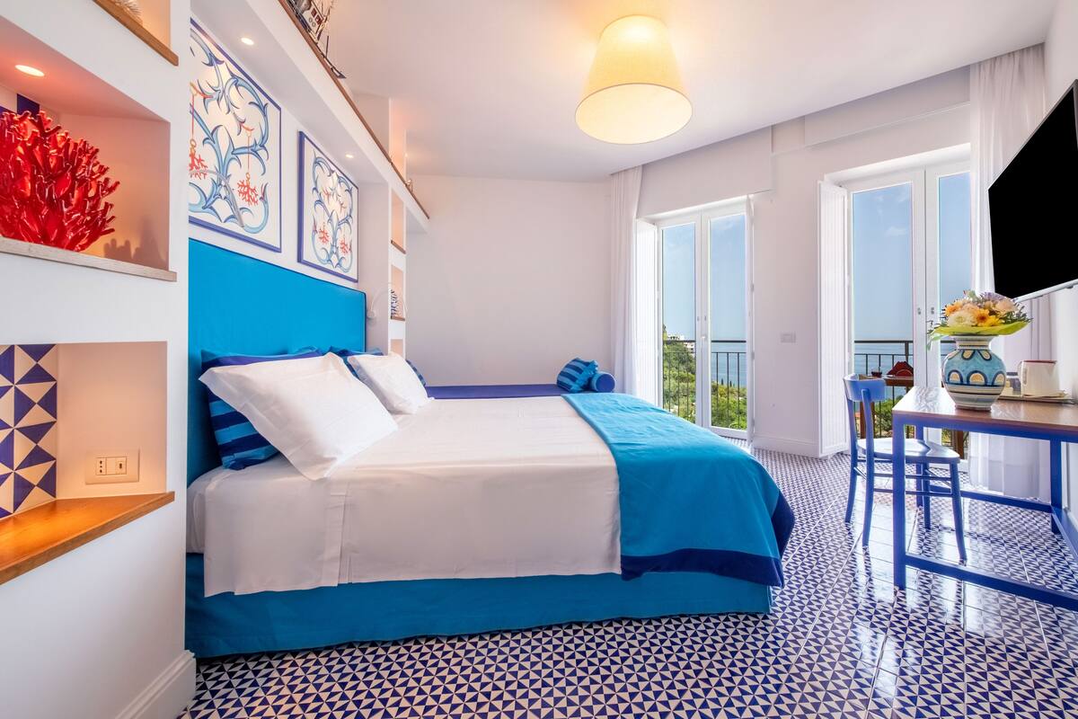 Dobbeltrom – deluxe, terrasse, sjøutsikt | Sengetøy av topp kvalitet, minibar, safe på rommet og lydisolert