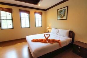 Grand Villa, Pool View | 3 bedrooms, premium bedding, in-room safe, soundproofing - Mansion Villas Jomtien (Pattaya)
